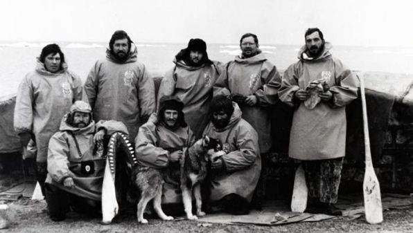 Участники первой этнографической экспедиции вдоль берегов Чукотки, у собственноручно изготовленной байдары. Бухта Чини. Август 1988 года.